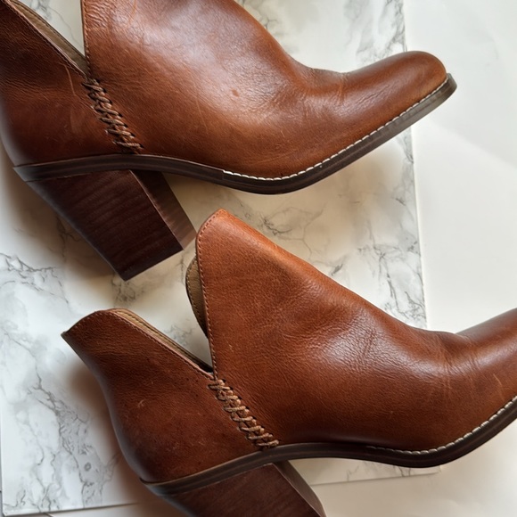 Crown Vintage Firiat Bootie size 9 Color Cognac NWOT - Picture 11 of 12